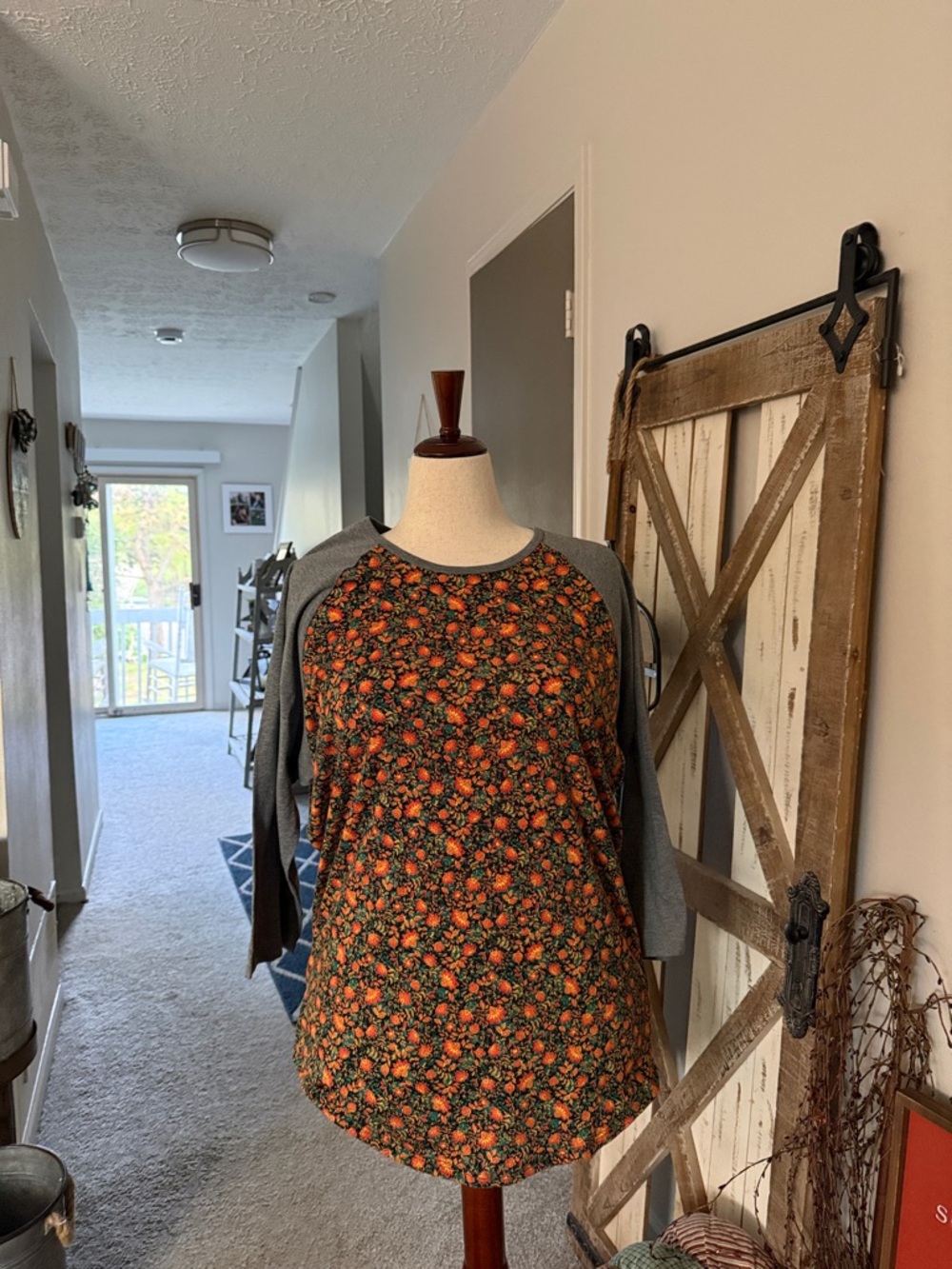 LuLaRoe Gray Sleeve Floral Pumpkin Raglan Top with Orange Accents